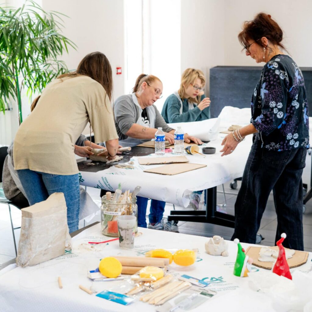 Temps de Créativité et de Partage à l'Atelier Argile !